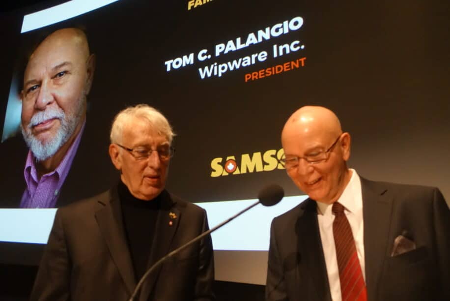 Dick DeStefano auf der Bühne mit Tom erhält den Hall of Fame Award