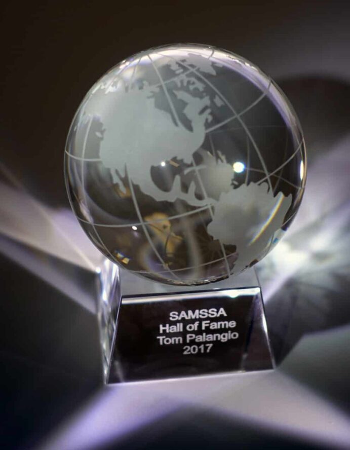 एक स्टैंड पर ग्लास ग्लोब के साथ SAMSSA हॉल ऑफ फेम अवार्ड