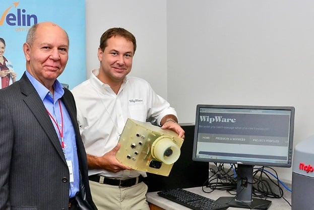 टॉम और थॉमस पलांगियो खनन प्रौद्योगिकी के लिए 3डी मुद्रित प्रोटोटाइप धारण करते हैं