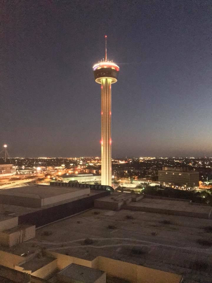 美洲之塔在夜间亮起