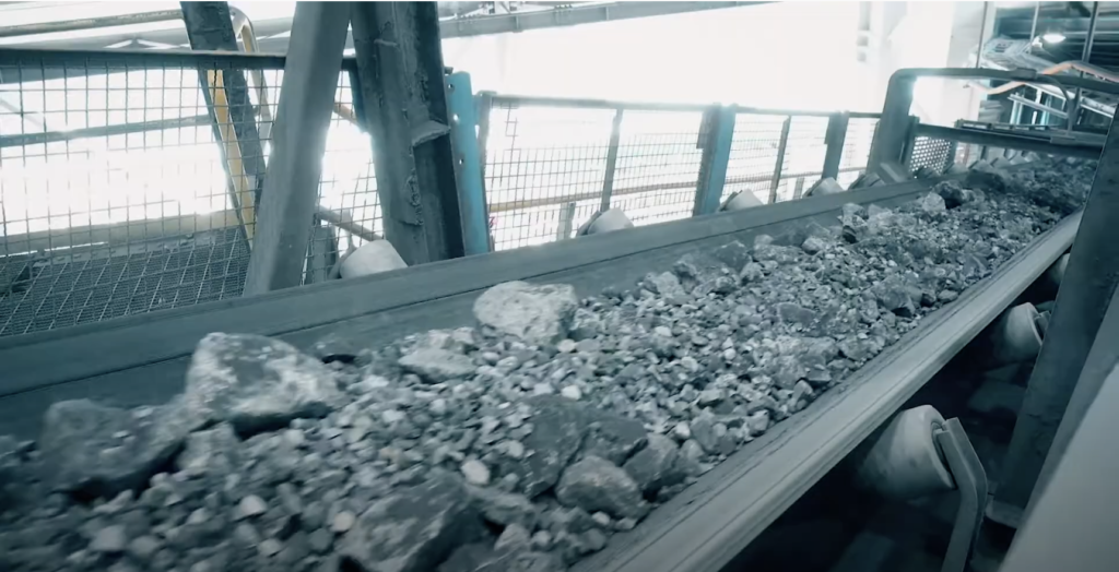 Conveyor belt with rock material